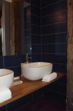 Salle de bains Chambre de l'Hôtel-Restaurant Le Château du BOST près de Vichy en Auvergne